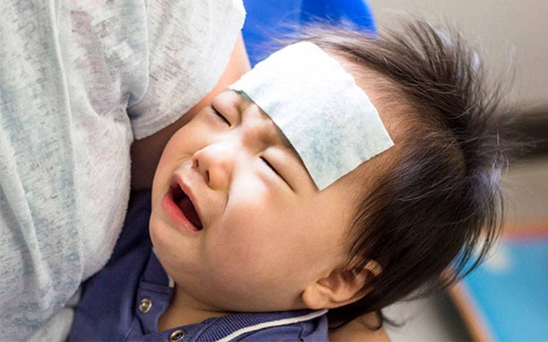 Miếng dán hạ sốt có nên dùng cho trẻ không?
